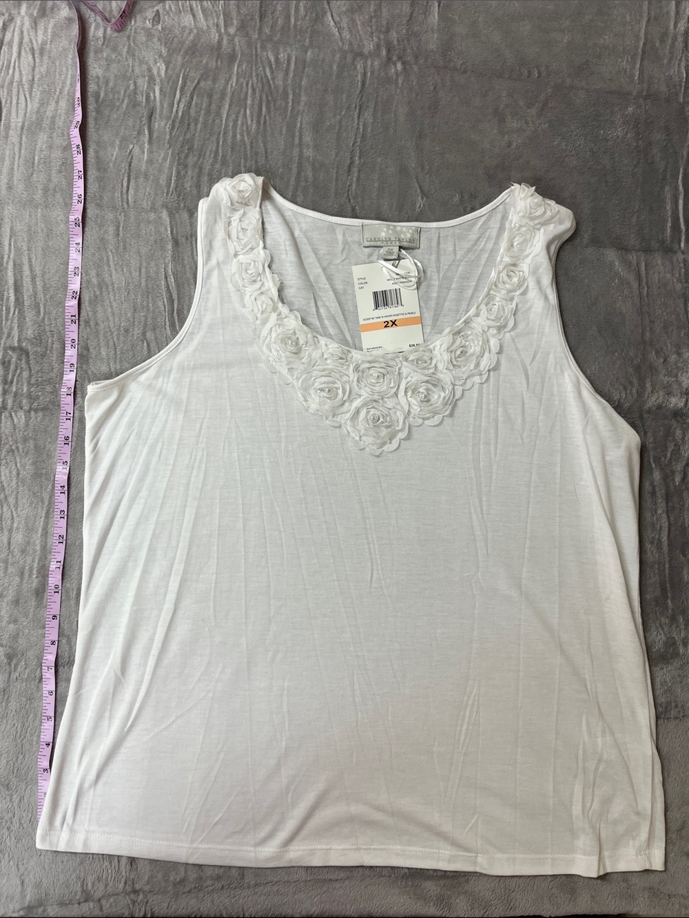 Caroyln Taylor White Floral Rosette Scoop Neck Tank